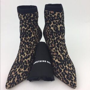 Something Navy Nix Bootie sz 6.5